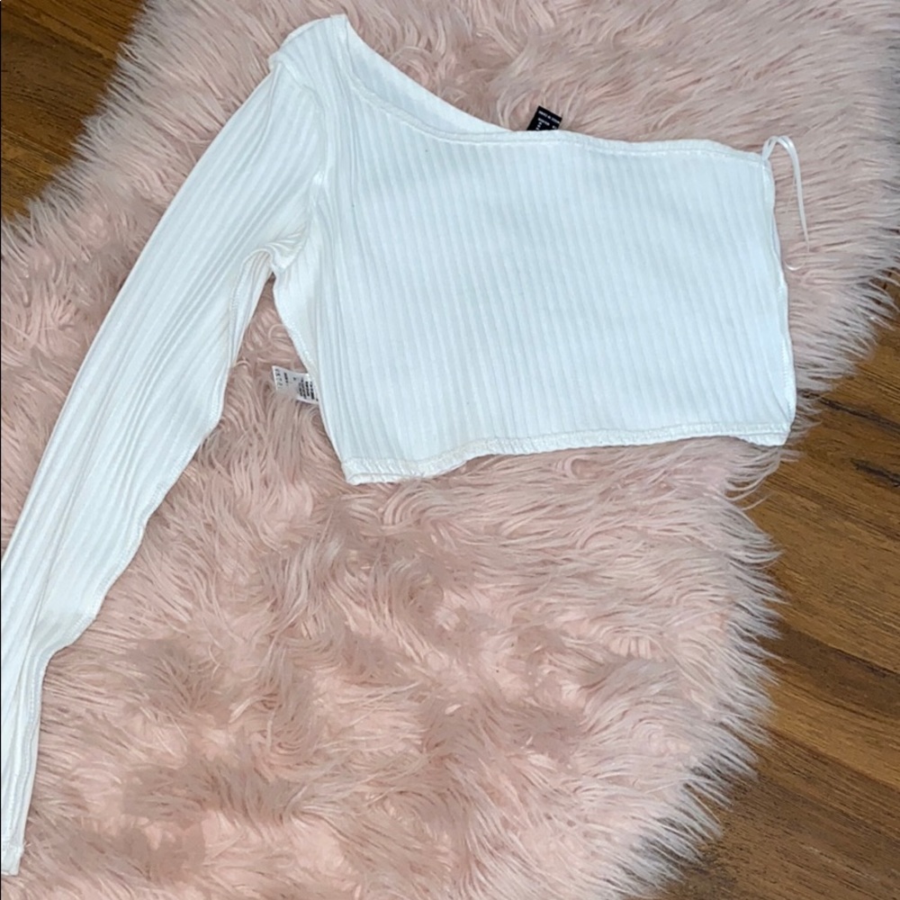 White missing shoulder crop top